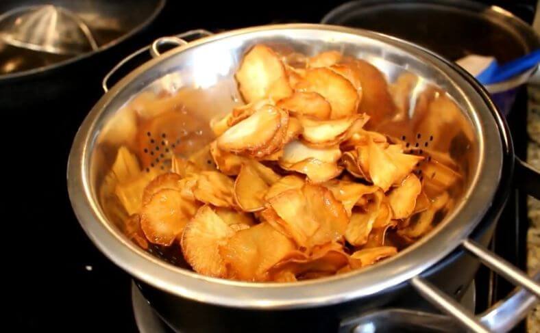 Crispy and crunchy fried cassava chips ready to be eaten