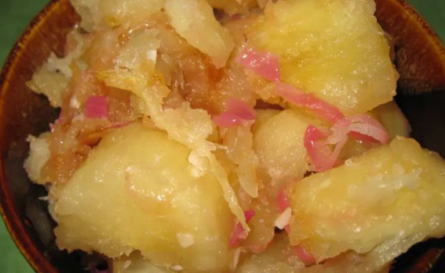 Boiled yuca root garnished with garlic sauce