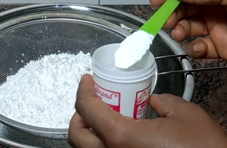 A spoon of baking powder