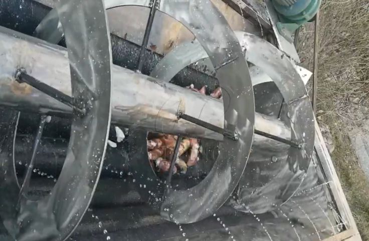 Adjustable blades of the cassava peeling machine