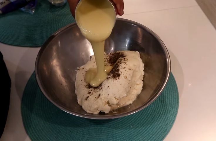 A mixture of the wet ingredients