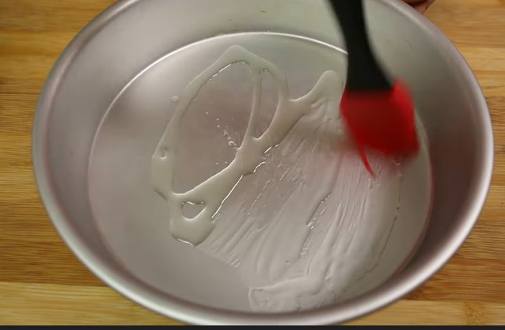 Preparing the pan for Vietnamese cassava pie baking