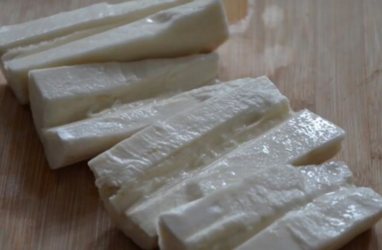 Peeled and cut cassava roots for grating