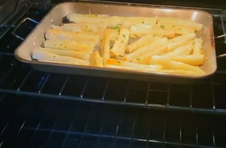 Sending the yuca to the oven 