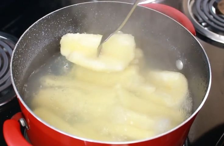 Boiling cassava roots for cassava tortillas