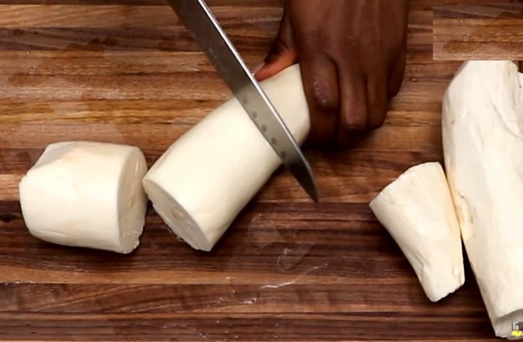 A well-peeled cassava roots