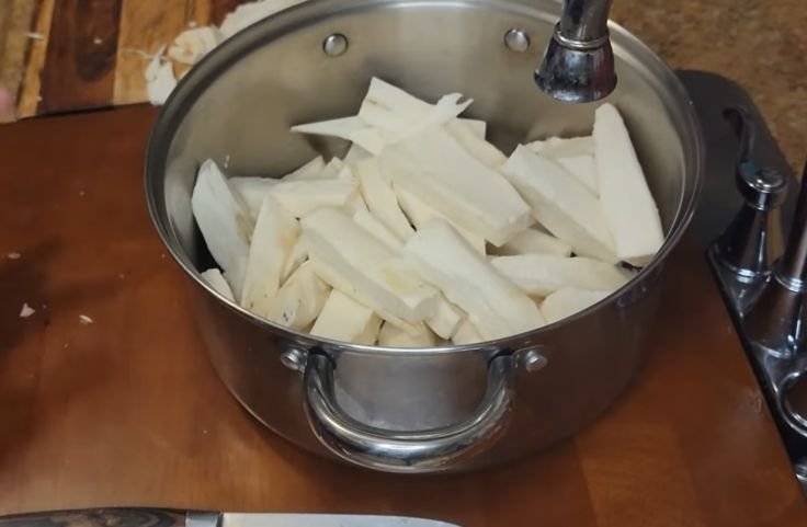 Cut the peeled yuca into frying shapes