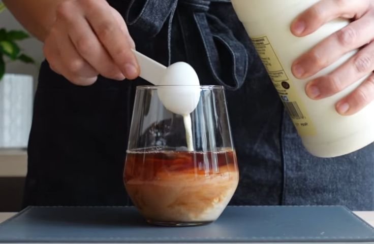 Mixing the milk for tapioca bubble 