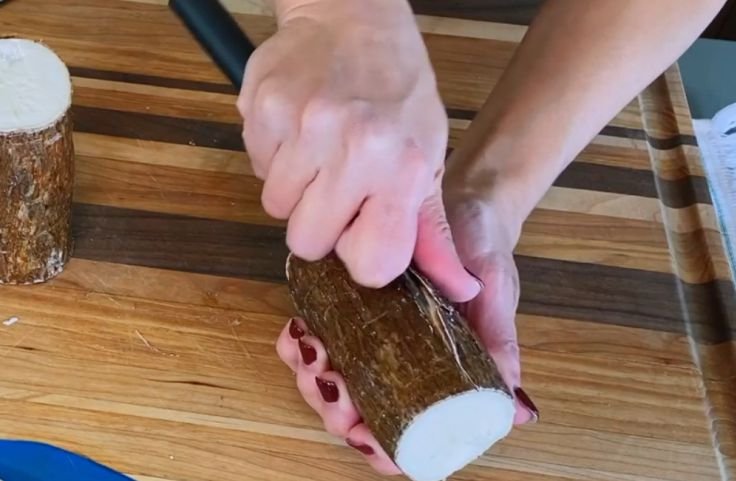 A woman peeling the casa roots