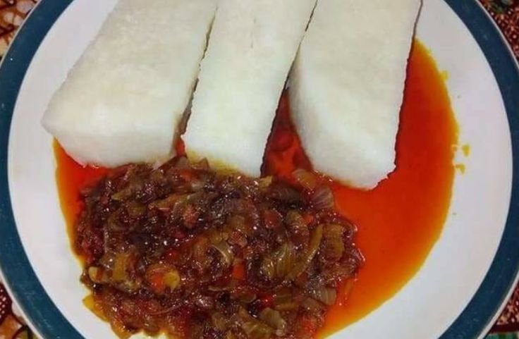 Steamed cassava with red oil dip