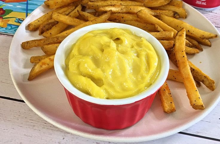 A bowl of yuca fries dipping sauce