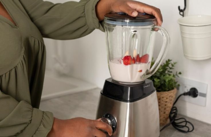 Food processor grating the cassava root