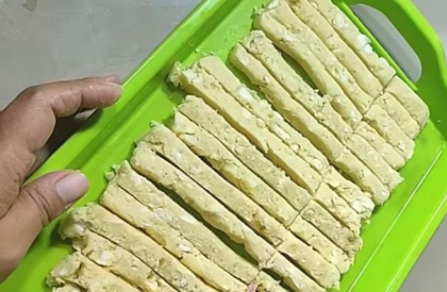 Shaping the mashed cassava