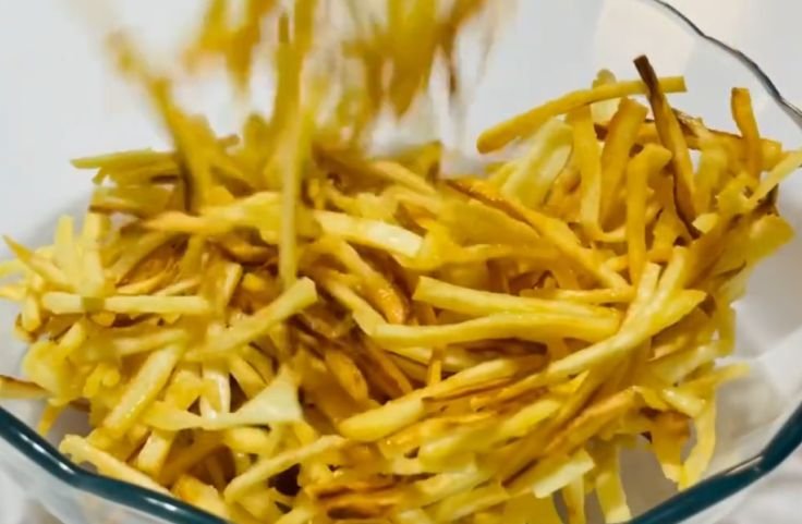 Tapioca chips made with cassava starch